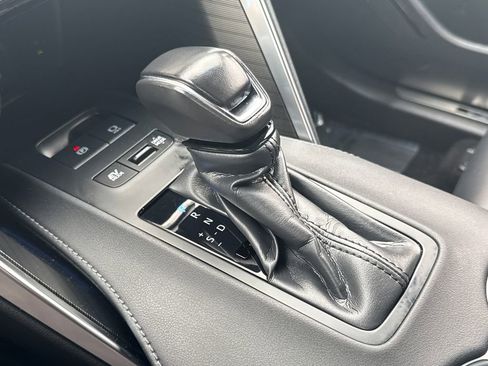 Used 2024 Toyota Venza XLE image 25