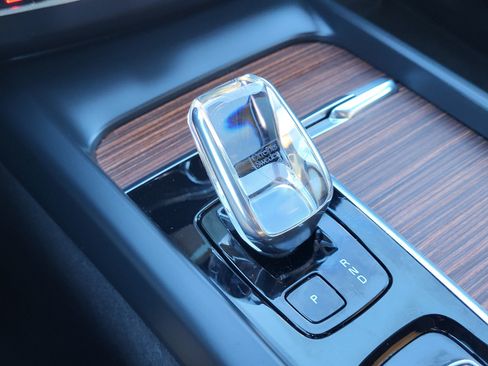 Certified 2023 Volvo XC60 B5 Ultimate w/ Protection Package Premier image 28