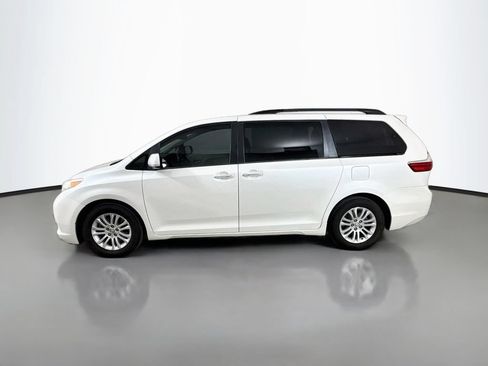 Used 2017 Toyota Sienna XLE Premium FWD image 4