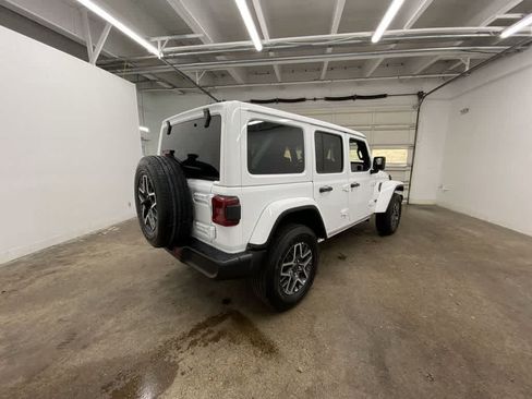 Used 2025 Jeep Wrangler Unlimited Sahara AWD/4WD image 6