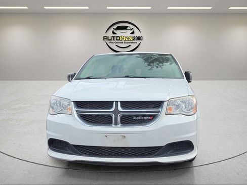 Used 2018 Dodge Grand Caravan SE w/ UConnect Hands-Free Group image 2