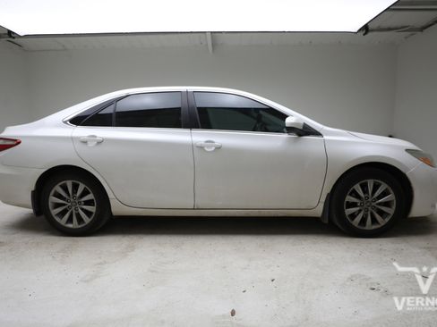 Used 2017 Toyota Camry XLE w/ Moonroof Package FWD image 5