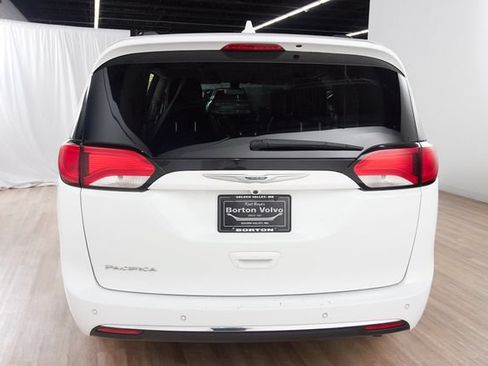 Used 2017 Chrysler Pacifica Touring-L FWD image 4