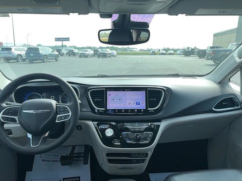 Used 2022 Chrysler Pacifica Touring-L FWD image 16