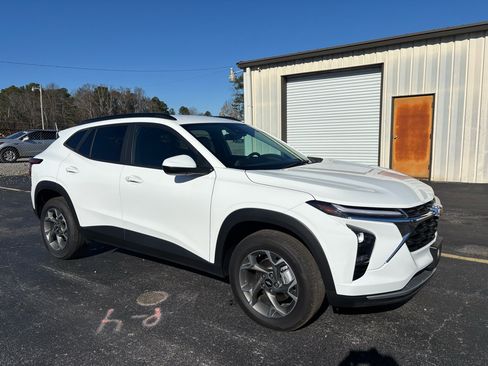 Used 2025 Chevrolet Trax LT w/ Driver Confidence Package image 27
