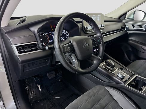 Used 2024 Mitsubishi Outlander SE FWD image 23