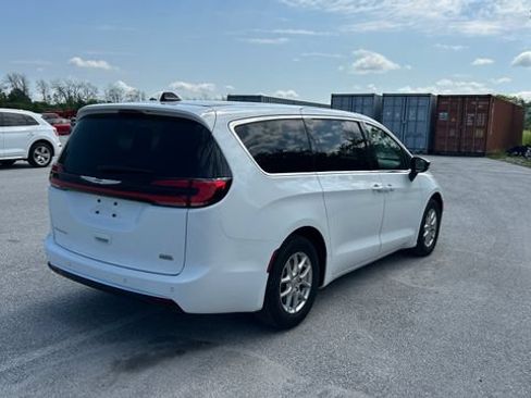 Used 2024 Chrysler Pacifica Touring-L FWD image 3