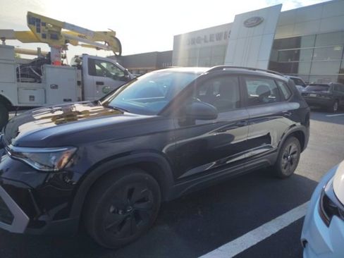 Used 2025 Volkswagen Taos S FWD image 1