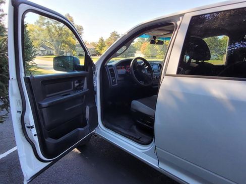Used 2014 RAM 1500 4x4 Crew Cab image 10