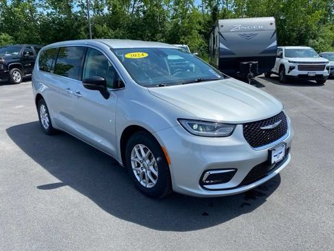 Used 2024 Chrysler Pacifica Touring-L FWD image 19
