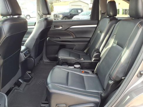 Used 2017 Toyota Highlander XLE image 13