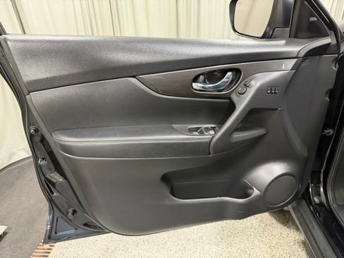 Used 2018 Nissan Rogue SV w/ Sun & Sound Touring Package AWD/4WD image 21