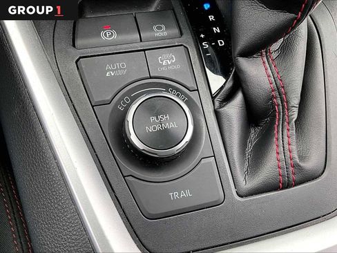 Used 2021 Toyota RAV4 SE image 32