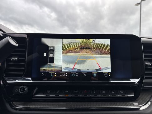 Used 2024 Chevrolet Silverado 2500 ZR2 w/ Technology Package image 25