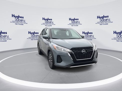 Used 2023 Nissan Kicks SV image 3