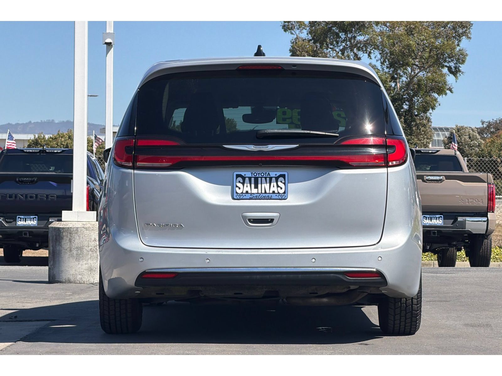 Used 2023 Chrysler Pacifica Touring-L FWD image 5