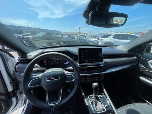 Used 2025 Jeep Compass Trailhawk image 33