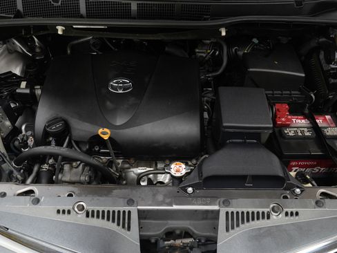 Used 2018 Toyota Sienna XLE image 31