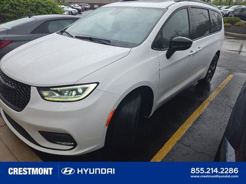 Used 2023 Chrysler Pacifica Limited w/ Uconnect Theater Family Group AWD/4WD image 5