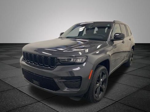 Used 2023 Jeep Grand Cherokee Altitude image 3