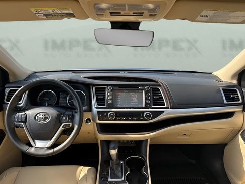 Used 2018 Toyota Highlander XLE image 15