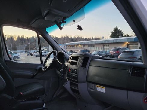 Used 2016 Mercedes-Benz Sprinter 2500 image 13