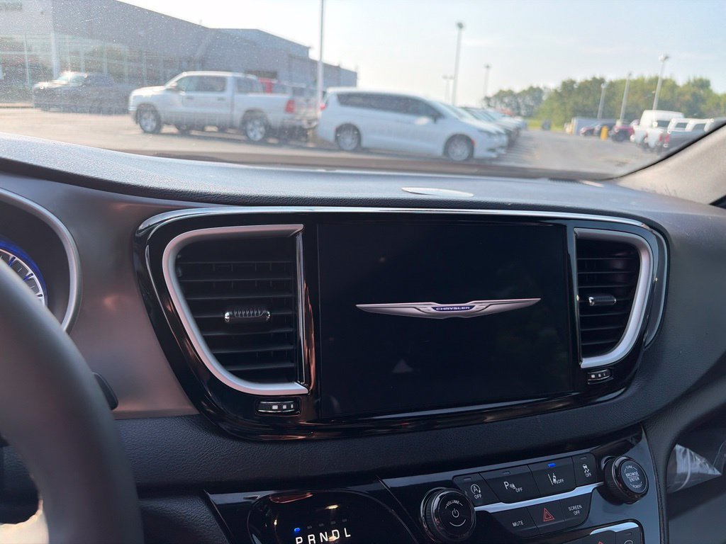Certified 2025 Chrysler Pacifica Select FWD image 35