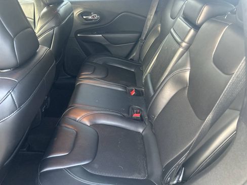 Used 2019 Jeep Cherokee Latitude Plus w/ Comfort/Convenience Group FWD image 13