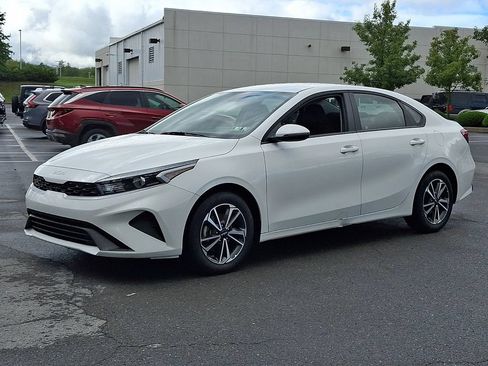 Used 2024 Kia Forte LXS w/ LXS Technology Package FWD image 5