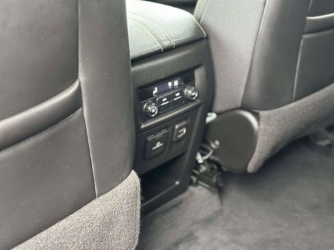 Used 2021 Chevrolet Traverse LT w/ LT Premium Package image 9