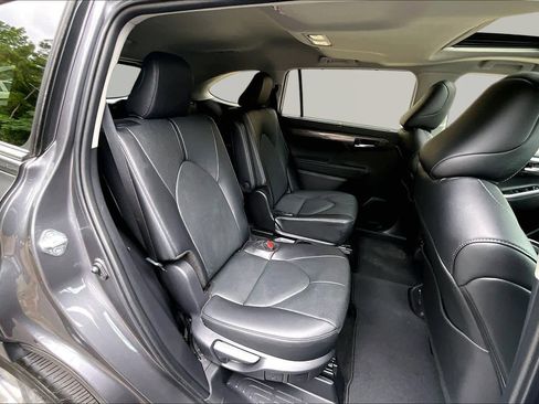 Certified 2025 Toyota Highlander Limited FWD image 20