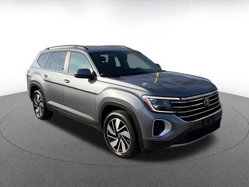 Used 2024 Volkswagen Atlas SE image 2