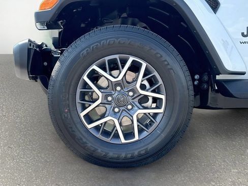 Used 2026 Jeep Wrangler Unlimited Sahara AWD/4WD image 30