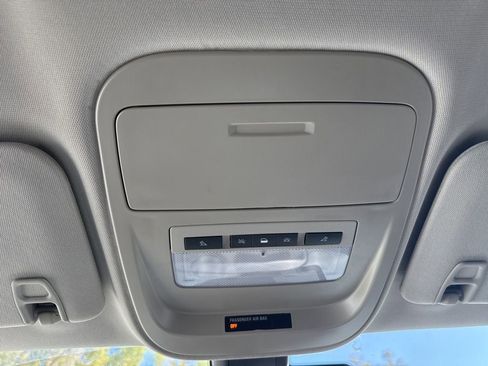 Used 2021 Chevrolet Colorado Z71 w/ LPO, Tonneau and Step Package image 16