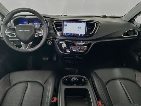 Used 2025 Chrysler Pacifica Select FWD image 31
