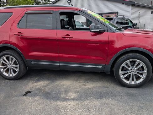 Used 2018 Ford Explorer XLT w/ Equipment Group 202A AWD/4WD image 3