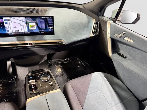 Used 2023 BMW iX xDrive50 w/ Sport Package image 25