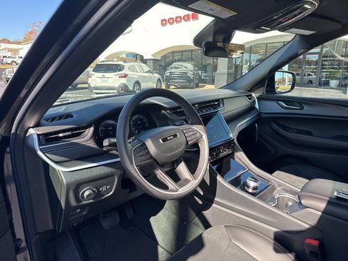 New 2025 Jeep Grand Cherokee Altitude image 21