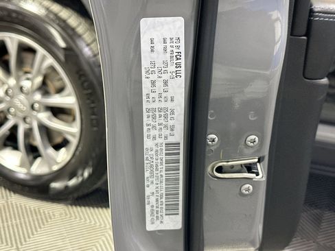 Used 2019 Jeep Cherokee Latitude Plus w/ Comfort/Convenience Group image 40