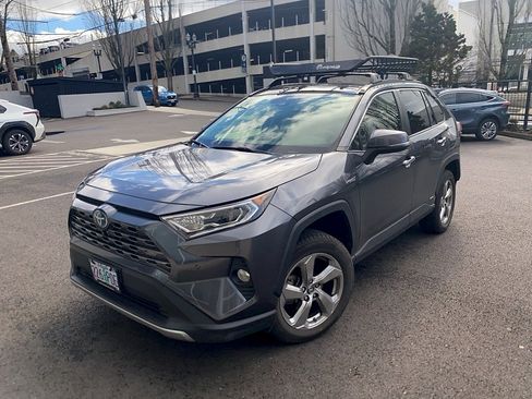Used 2019 Toyota RAV4 Limited image 2