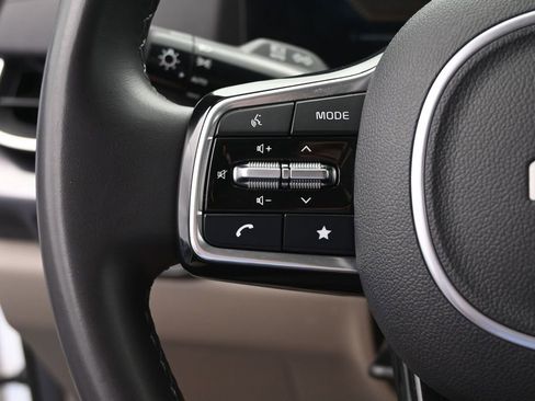 Used 2025 Kia Carnival FWD image 33