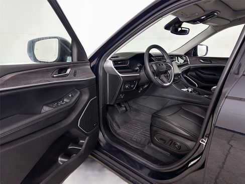 Used 2023 Jeep Grand Cherokee 4WD 4xe image 3