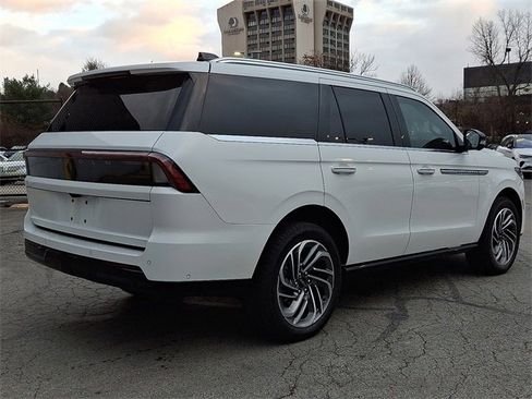 Used 2025 Lincoln Navigator Reserve image 6