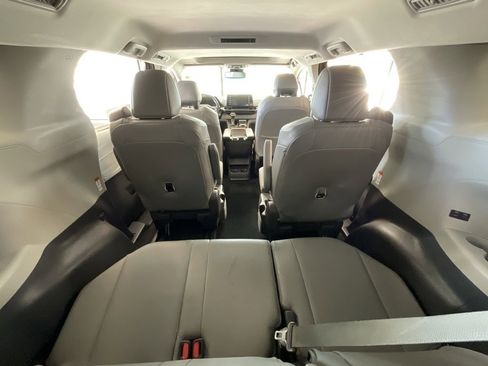 Used 2021 Toyota Sienna XLE image 24