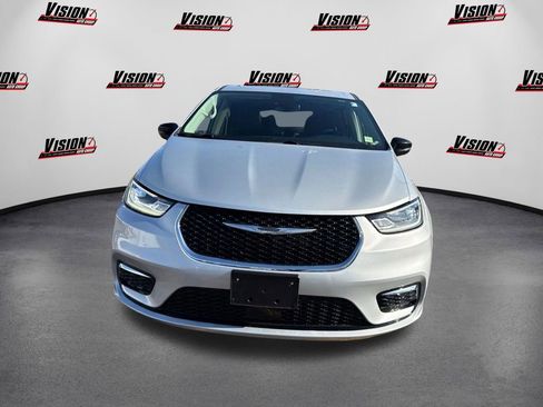 Used 2024 Chrysler Pacifica Limited FWD image 2