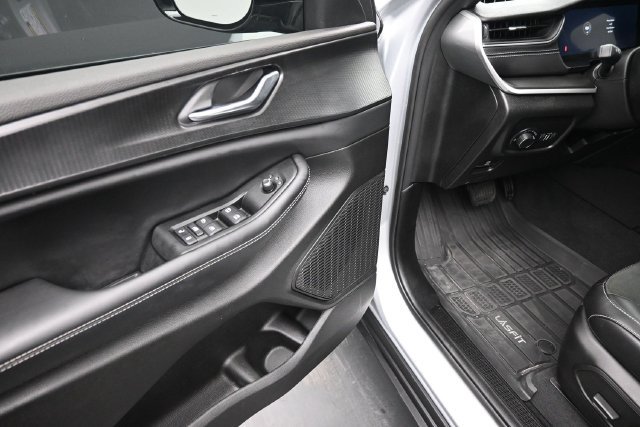 Used 2025 Jeep Grand Cherokee L Altitude RWD image 18
