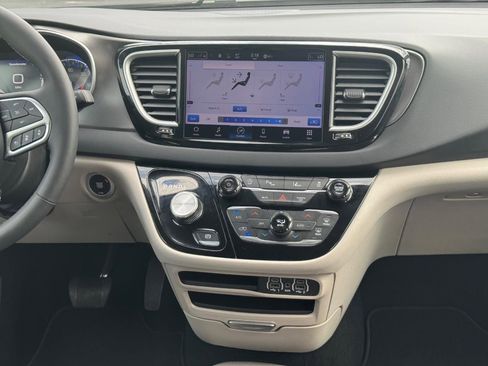 Used 2024 Chrysler Pacifica Touring-L image 16