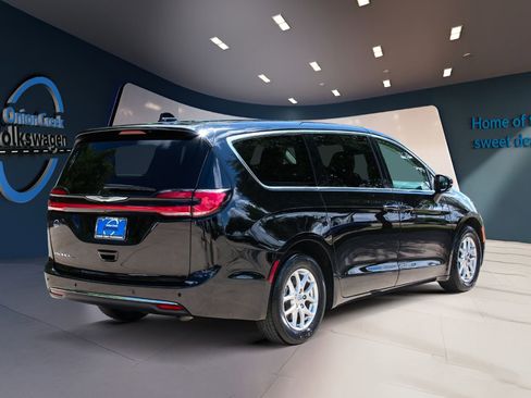 Used 2024 Chrysler Pacifica Touring-L FWD image 5