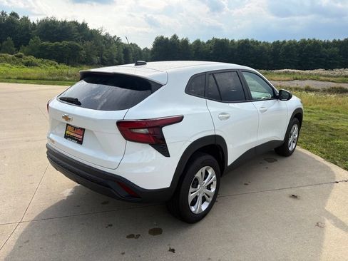 Used 2025 Chevrolet Trax LS FWD image 9
