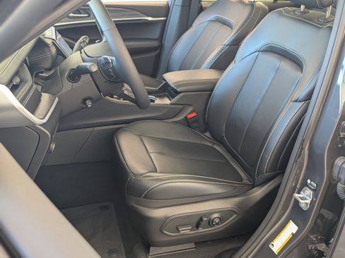 Used 2024 Jeep Grand Cherokee Limited w/ Luxury Tech Group II image 18